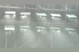 大雨滂沱！山东vs青岛下半场因天气原因中断图片