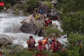 ​强降雨致26名驴友被困山林，消防翻山涉水6小时成功救援图片