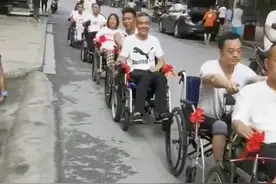 贵州一残疾女子结婚，病友们用轮椅组队送亲，网友称赞：这是最拉风的婚车图片