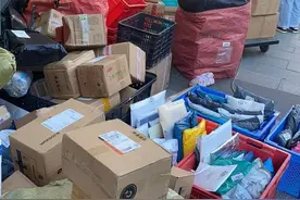 取快递，请敲锣！天府二街封控区，菜鸟驿站老板“土方”敲出“真爱”图片