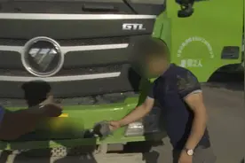 男子“花式”遮挡车辆号牌“小伎俩”被民警当场识破图片