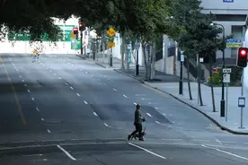 德尔塔毒株肆虐，澳大利亚又一大城市“封城”视频封面