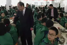 校长来了｜创造破亿流量的“吃鸡蛋”校长：用父母般的心从教 一切教育就能产生作用图片