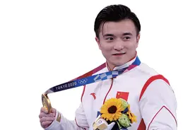中国体操队斩获首金 陈一冰向刘洋送祝福：完美！新的吊环王不负众望图片