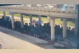 美边境危机凸显：得州边境巡警被曝扣押上千移民 人都关在桥下图片