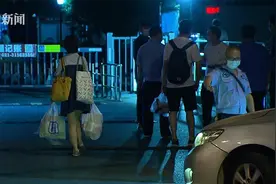 上海新增1例本地确诊病例 所涉小区居民连夜进行核酸检测图片
