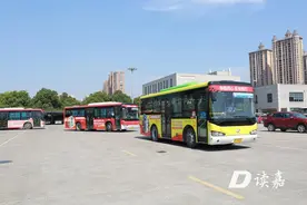 原民丰医院停靠站点取消，明天起8条公交线路调整图片