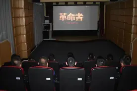 双辽市南运路消防救援站组织观看《革命者》图片