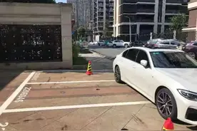 杭州一网友怒了：一辆车停三个位置，公共车位是你家的？结局大快人心图片