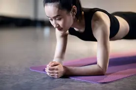明明很瘦却有小肚子，你可能是骨盆前倾图片
