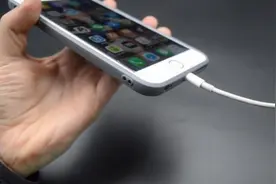 边充电边玩手机可以吗？图片