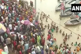 大批印度教徒无视疫情聚集祷告恒河沐浴：“神会处理好一切”图片