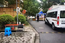 上海浦东心圆西苑小区被列为中风险地区，连夜封闭，小伙回不去单位返家隔离图片