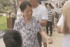 这对老板夫妇必须曝光！暴雨期间他们免费给居民送6天吃喝，被网友赞上热搜图片