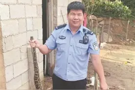 巨蟒惊现民宅 民警出手擒拿图片