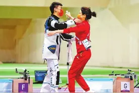 射击队完美收官！张常鸿破世界纪录夺冠图片