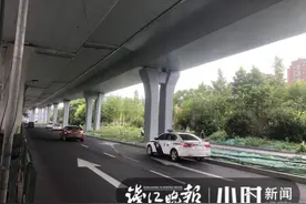 突发｜今日凌晨，杭州城东一公园内简易工房起火，消防车和警车都来了图片