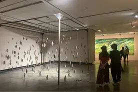 母女头发绣成波普布料，看女性艺术家的多样表达图片