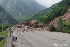 云南玉溪巨石滚落山下，国道被砸出裂缝中断图片