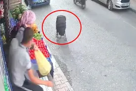 土耳其一妈妈将婴儿车放在下坡路上 导致幼儿滑向车道中间图片