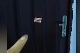 女子回家发现门内侧被贴开锁广告：已报警视频封面