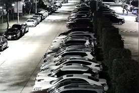 “玩具车”实为“豪车”？捡到车钥匙的他，接下来的操作太暖了图片