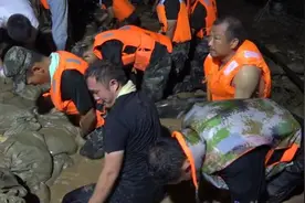 武警用身体当沙袋坚守浚县防线，村民感动落泪视频封面