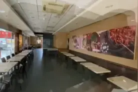 家乐福川沙店前，外卖小哥从户外取餐柜取餐，减少直接接触图片