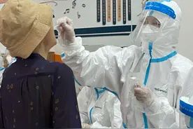 医护人员凌晨开展核酸检测，防护服里的衣服就没有干过图片