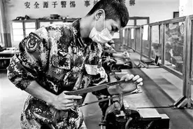 小铁锤见证青春时光图片