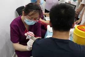 开设专门通道，日照基层卫生服务中心加班加点开展青少年疫苗接种图片