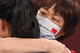 心疼！郎平曝朱婷​伤情：手腕韧带撕裂，打一两局手就麻了图片