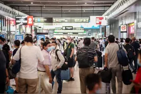 防疫形势趋紧，上海虹桥火车站旅客流量略有下降，出站口工作人员一字排开……图片