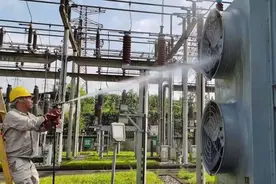 持续高温来袭 四川广元电力为变压器“淋浴”降温防“高烧”图片