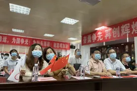 「连线广东」拿下奥运“双金”！汕头小伙谢思埸摘下3米板金牌，父亲给他打满分图片