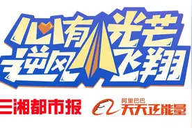 路灯下陪妈妈跳舞！山村女孩考上北大，打工为自己赚学费图片