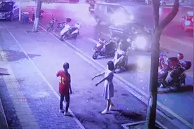 路灯下陪妈妈跳舞！山村女孩考上北大，打工为自己赚学费图片