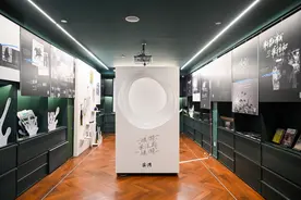 澎湃七周年人物报道展：庞麦郎的滑板鞋带着旧日灰尘来到这里图片