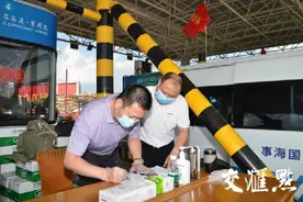 人均查验584组健康码、行程码，泰州一线卡口防控人员的8小时图片