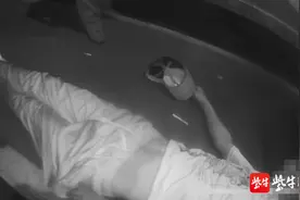 醉酒男躺路边呼呼大睡 民警一波三折送其回家图片
