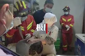 饭店女员工不慎被压面机卡手，武汉硚口消防紧急救援图片