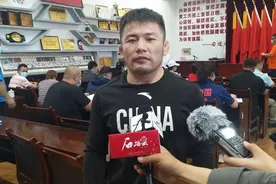 新疆摔跤人远隔万里为瓦里汗加油助威图片