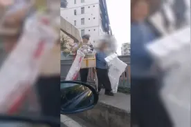 这一幕太暖了！交警小哥帮拾荒老人挑废品 贴心跟在身后慢慢走图片