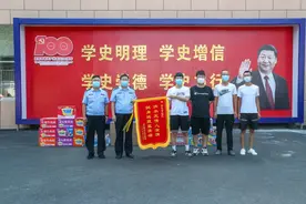 正能量丨人民的好警察 群众的知心人图片