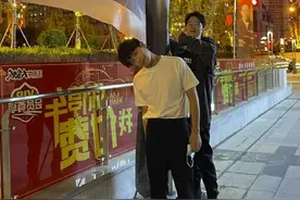 彭昱畅晒和刘昊然搞怪合照 上演“歪头杀”表情超萌图片