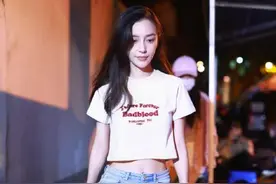 Angelababy收工下班笑对粉丝 马甲线超惹眼图片