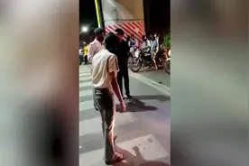 险些被出租车撞 印度年轻女子当街扇司机耳光图片