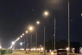 砰一声巨响，阜石路夜半惊魂！道路遗撒致六车接连爆胎图片