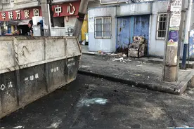 贵阳白云区：多处垃圾箱装满未清理 垃圾堆放在地上图片