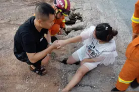 ​为拍一张照，义乌女子掉进排水沟盖板卡了一条腿图片